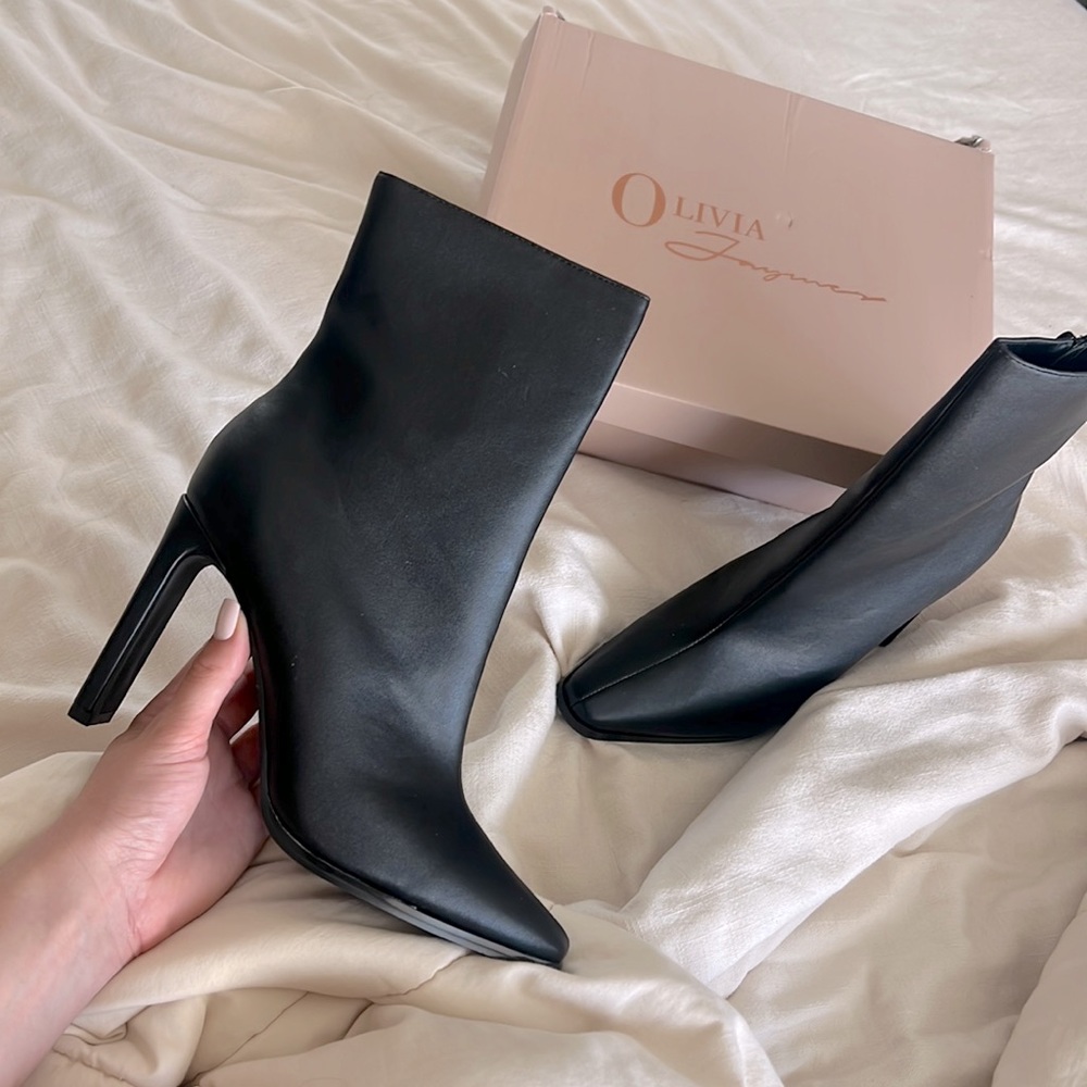 Elegant Black Heeled Boots for Women
